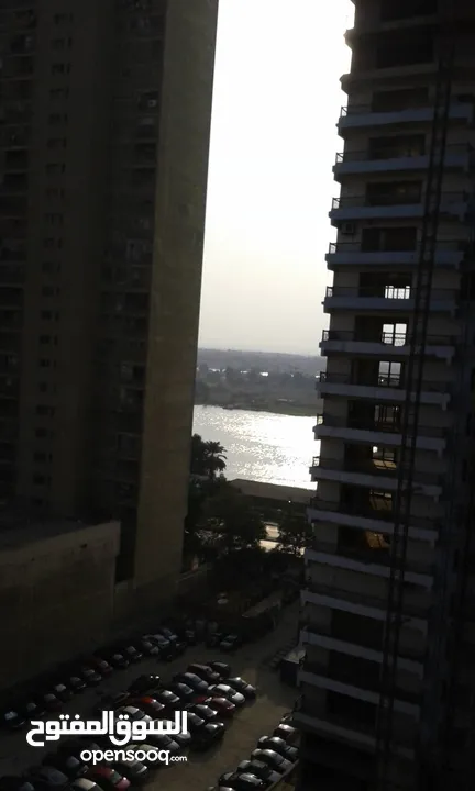شقة تمليك تاني نمره من كرنيش المعادى وخلف بنكHSBc ترا النيل بوضوح بحري برج حديث كامل مرافق 2 اسانسير