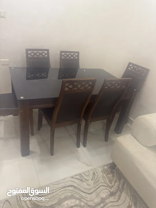 طاوله سفره بحاله جيده جدا خشب زان وكراسي عدد6جلد ما فيها شيء  نظيفه جدا وعليها سكريت