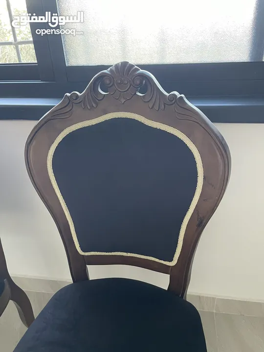 كرسي خشب زان فاخر للبيع  تصميم أنيق ومخملي، بحالة ممتازة جدًا  يضيف لمسة فخامة لأي مكان