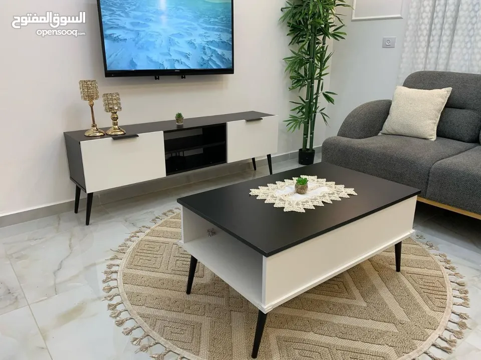 طقم مزنون بالوان جديده  مقاس  150 سم بعرض 30 سم ارتفاع 55  الطاوله 90 * 55 سم ارتفاع 45