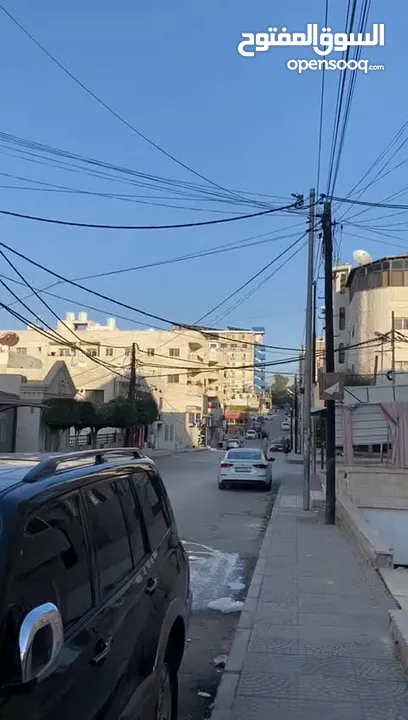 شقه مفروشه طابق ارضي مجهزة بالكامل غرفتين نوم وصاله ومطبخ وحمام وبرندة  شارع الجامعه طلاب اوطالبات