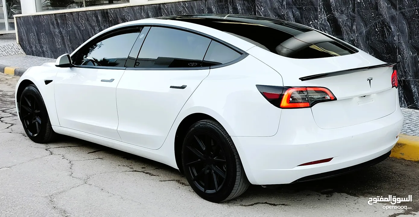 تيسلا 2022 model 3 بحالة الوكالة فحص كامل اوتوسكور +B لون مميز في الحرة للبيع بسعر لقطة ومحرووووق