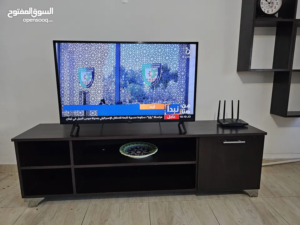 طاولة تلفزيون مع رفوف ديكور خشب ثقيل
