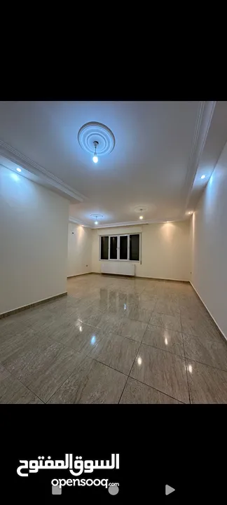 شقه فارغه للايجار ـ موقع مميز جدا ـ ضاحيه الرشيد - طابق ارضي ـ حديقه 150 متر