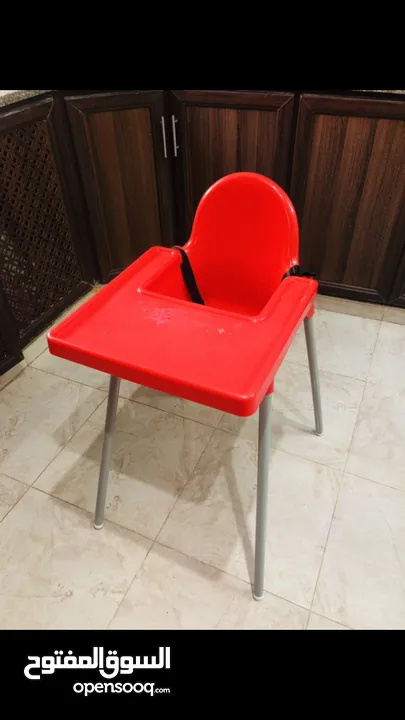 مستلزمات اطفال مختلفة للبيع : كرسي طعام اطفال مرتفع وكرسي هزاز