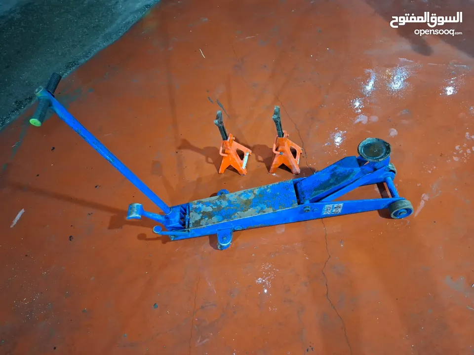 جك لرفع السيارات حديد بحالة ممتازة