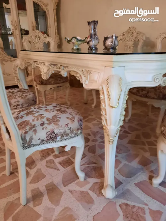 طاولة سفرة وفضية مصري حفر من الطراز الرفيع .   كراسي خشب زان عدد 8   للإستفسار