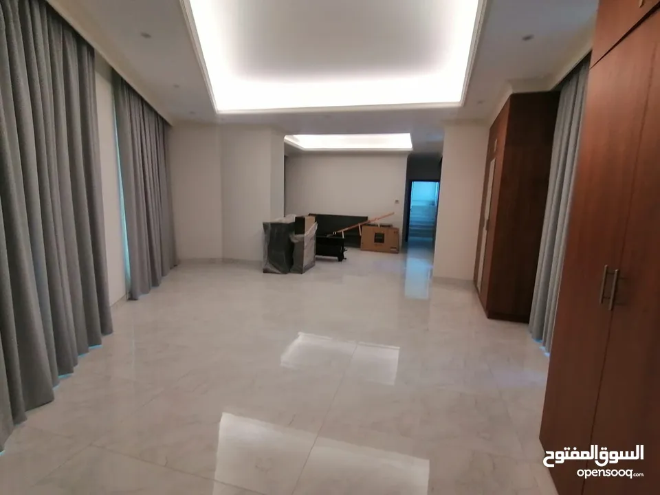 للايجار في الحد فيلا كبيره مع مصعد ومسبح For rent in hidd huge villa with lift and pool