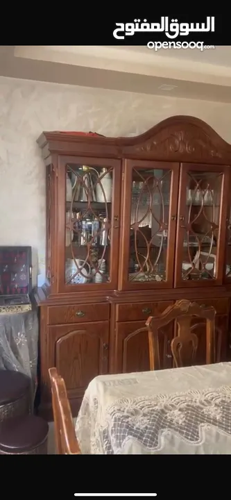 طقم اثاث للبيع طاوله سفره مع الكراسي والبوفيه