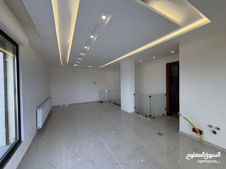 شقة دوبلكس مع روف باطلالة مميزة مساحة 280 + 90 باجمل مناطق رجم عميش - حي الصحابة -شركة رمضان للاسكان