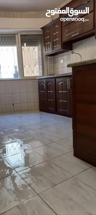 شقة طابق شبه ارضي للبيع بداعي السفر