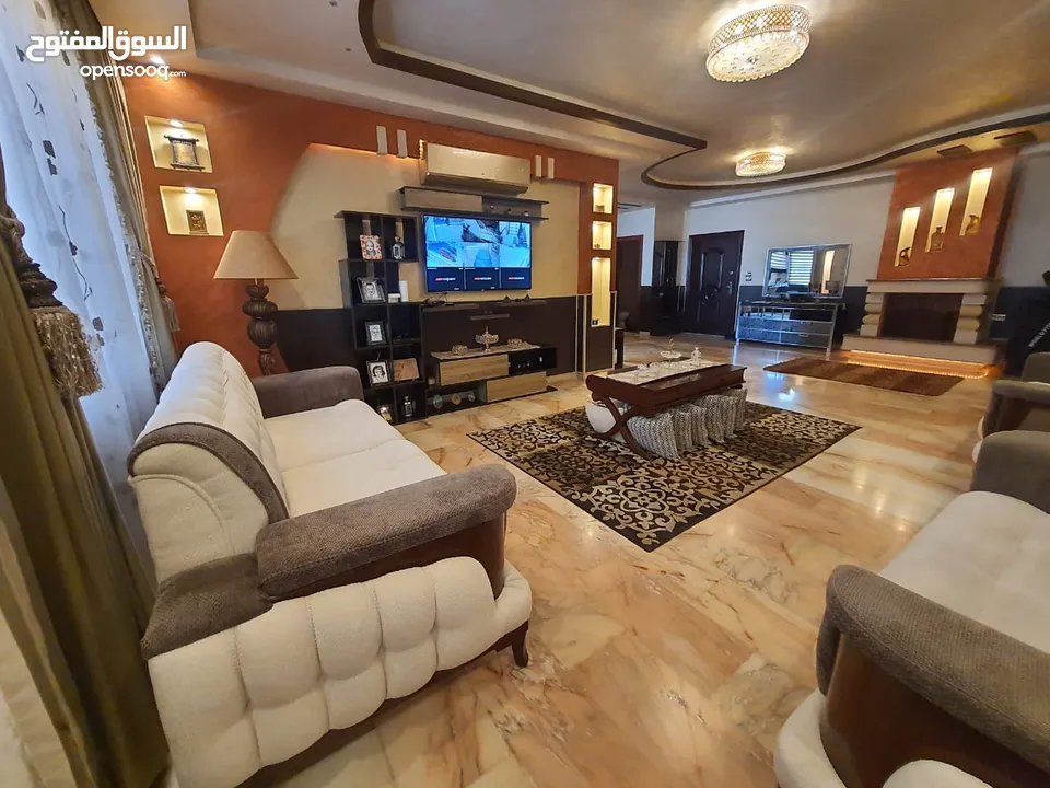 شقة ارضية بحي الصحابة مميزة بمساحة 180 داخلي و 40 متر ترس  مغلق بقرميد و شبابيك دبل جلاس