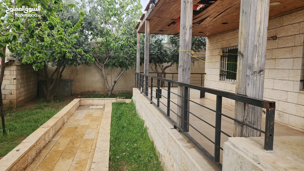 عماره لل: بيت مستقل مكون من ثلاث طوابق مساحة الارض 1117متر مساحة البناء ل