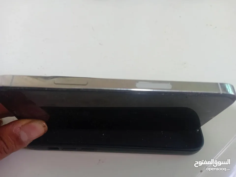 ايفون 12 pro البطارية 88 الأصلية الجهاز نفظيف وسريع وفيس إيدي شغال ميه بالميه بس مشعور الباك الخلفي