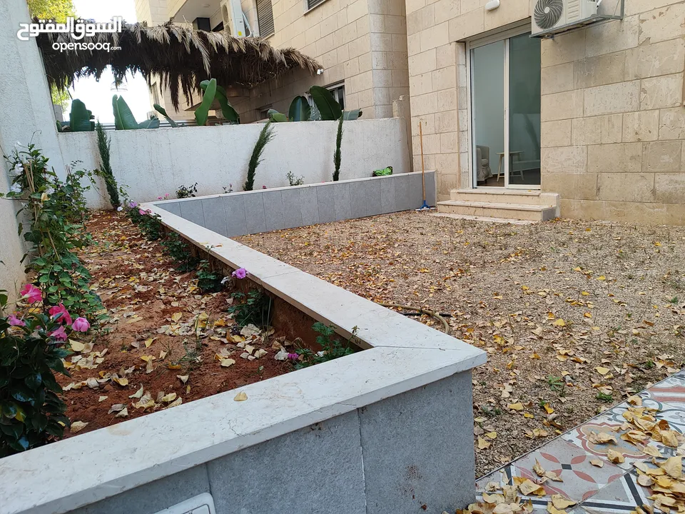 شقة مع حديققققة فخمه جديده مفروشة للإيجار في عين منجد