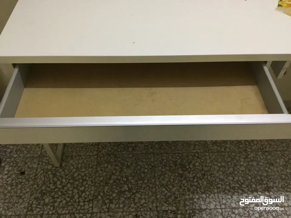 ‏طاولة بيضاء متعددة الاستخدامات ب درج واحد فقط
