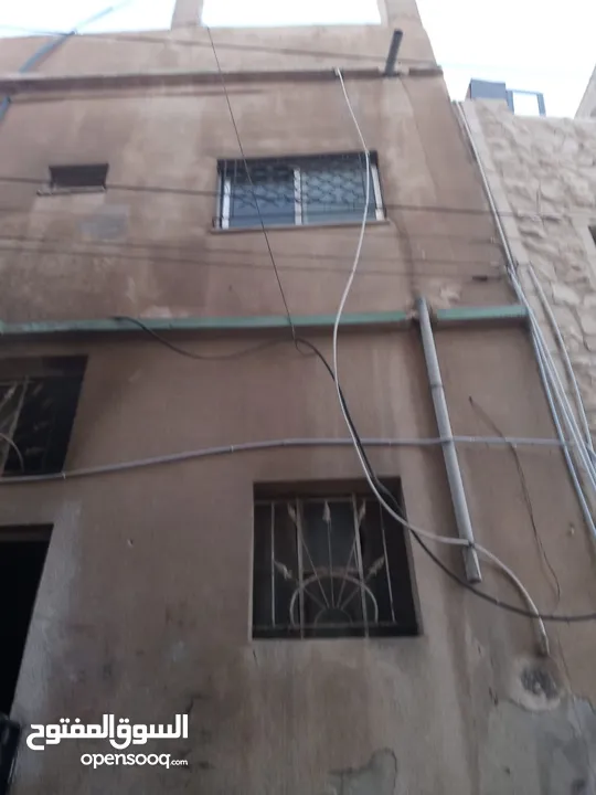 منزل مؤلف من طابعين كل طابق شقتين وكل شقه  غرفتين ومطبخ وحمام وصالون