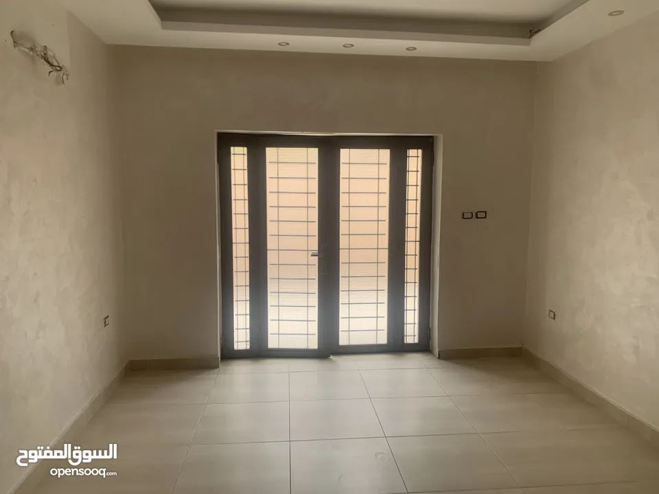 شقة للاجار خلف الجامعه الاردنيه قريبه من جامعة الاميره سميه