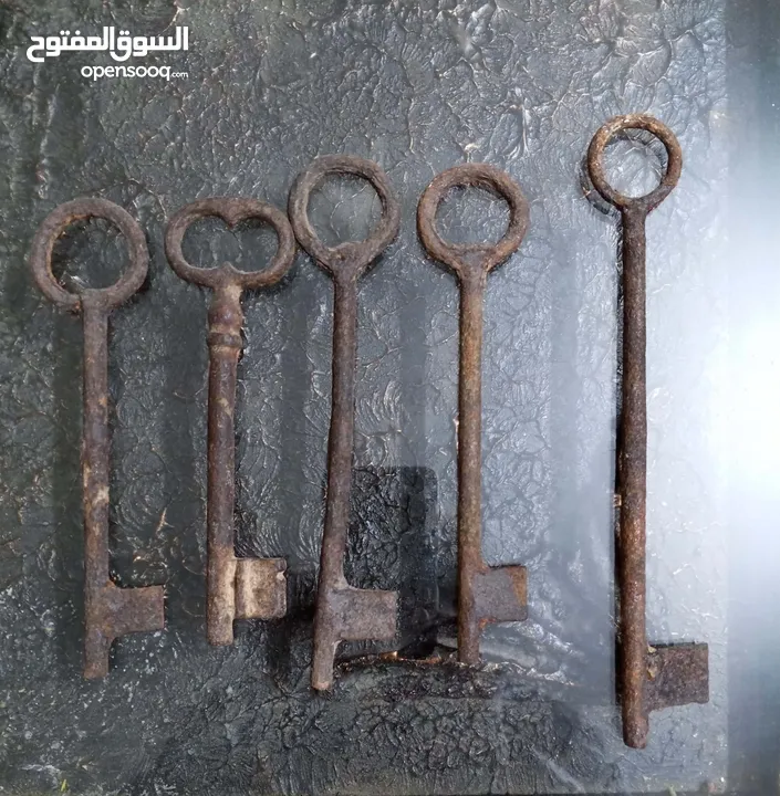 مفاتيح أبواب خشب قديمة