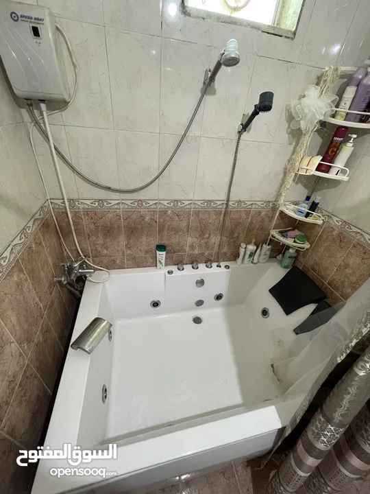 جاكوزي للبيع 230 قابل للتفاوض مستعمل بسيط