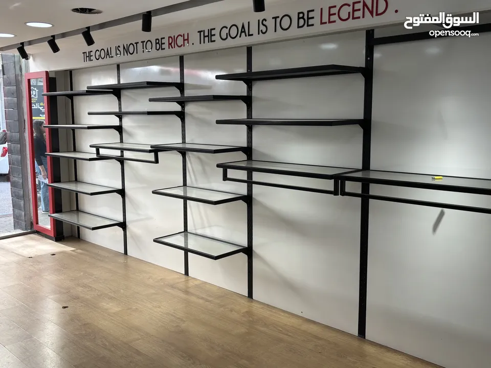 ديكور محل: رفوف ومكتب استقبال