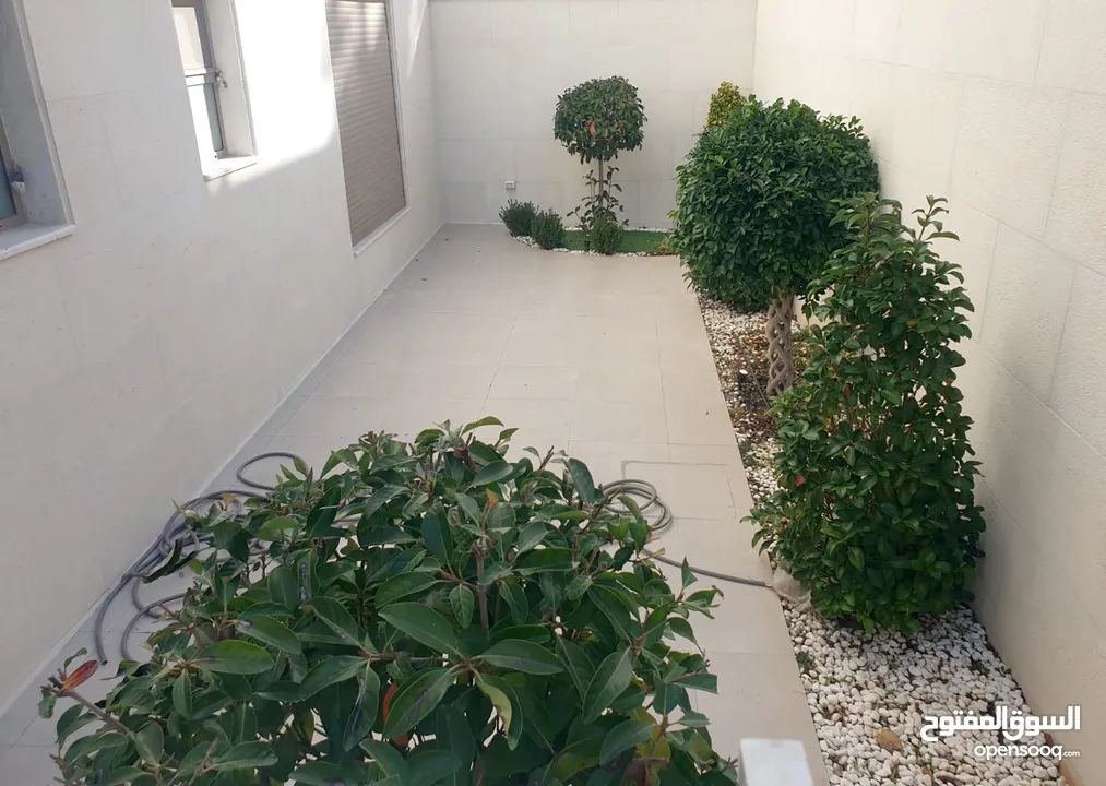 الصويفية شقة ارضية دوبلكس جديدة مع حديقة و مدخل وكراج خاص