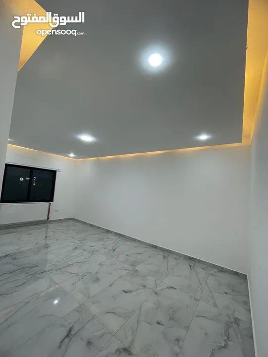 شقة ثالث مع روف مساحة 200م فاخرة و بأعلى المواصفات باجمل مناطق البنيات منطقة فلل قرب الحرية