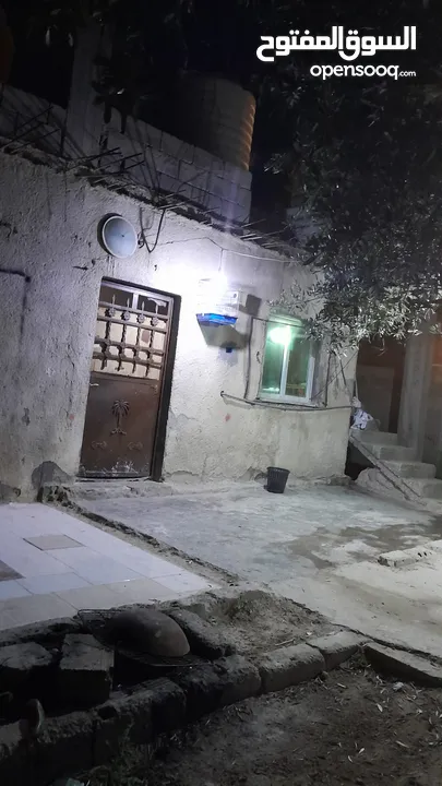 بيت مكون من غرفتين + صاله خارجيه+ صاله داخليه +مطبخ +حمام
