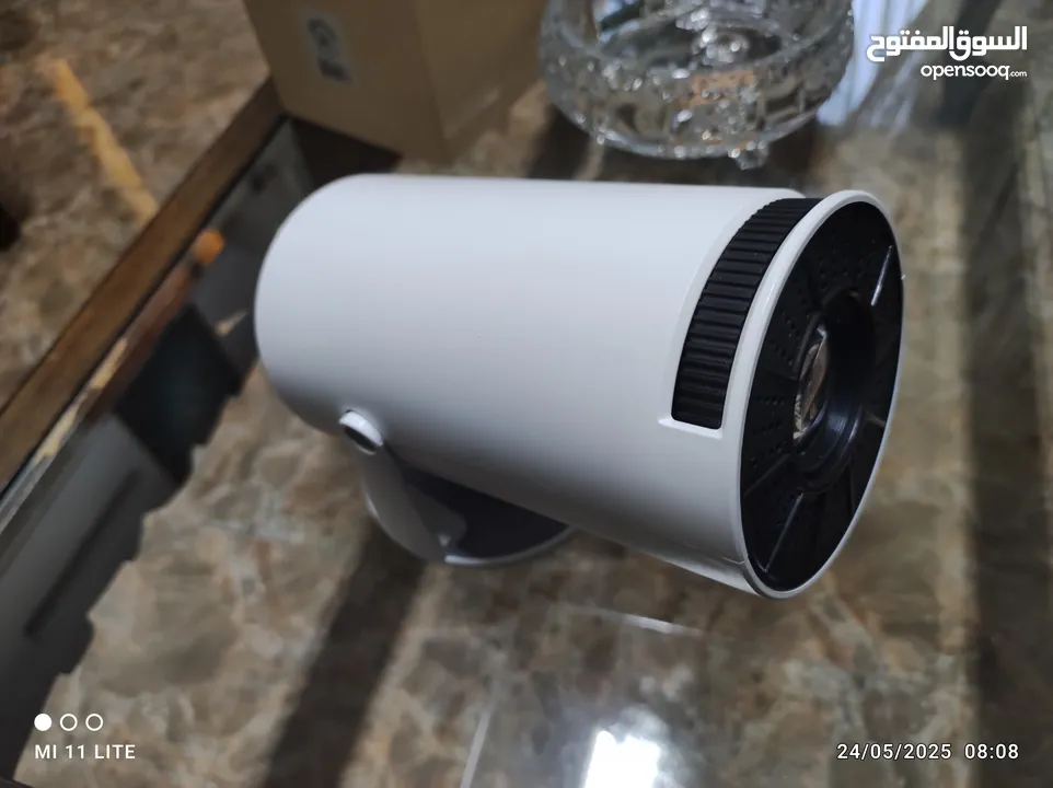 بروجكتور 4K لعرض الفيديو والأفلام على الحائط شبه جديد للبيع والسعر نهائي من الآخر.