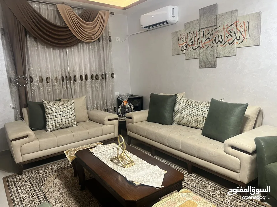 طقم كنب 7مقاعد للبيع بسعر ممتاز باللون البيج والاخضر