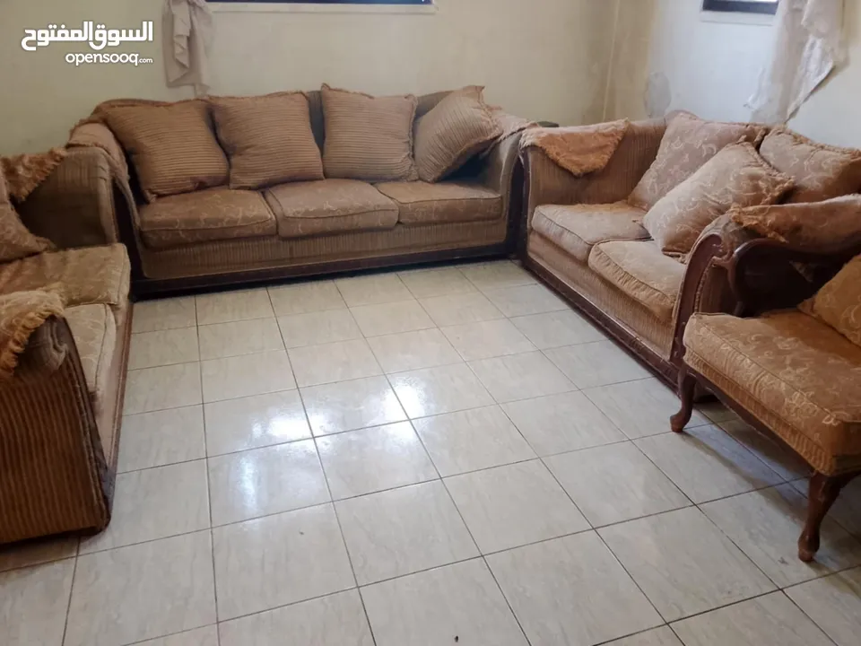 طقم كنبيات مستعمل بحاله جيده للبيع المستعجل