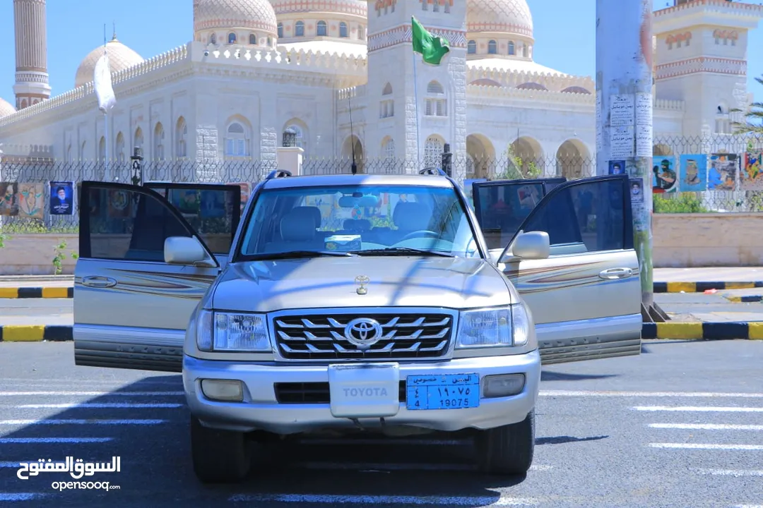 لاندكروزر صالون بازرعة ابواب خلفي جير عادي vxr فل كامل كراسي جلد فريد من نوعة  نسخة نادرة