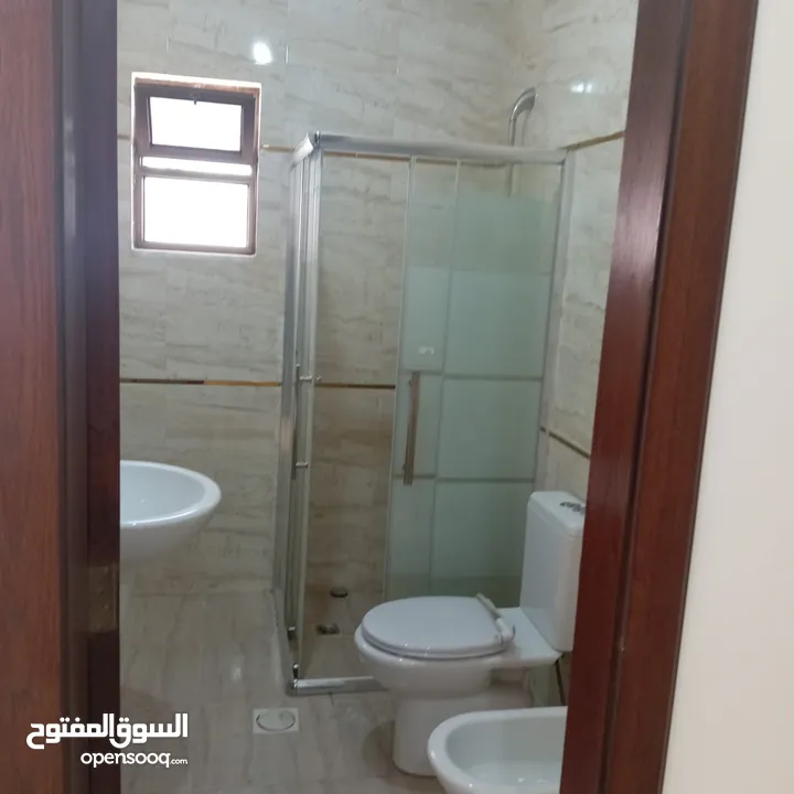 شقه فارغه مميزه للايجار ـ الرابيه ـ 160 متر