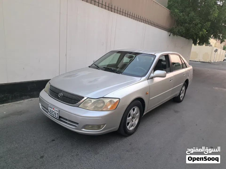 للبيع تويوتا افالون موديل 2000