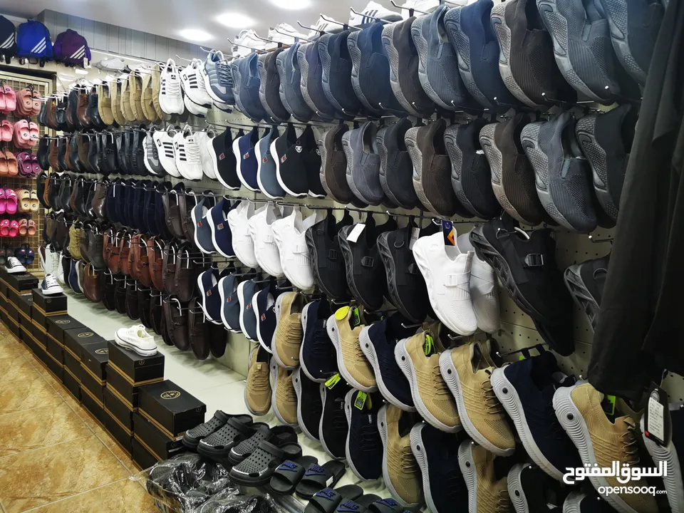 محل أحذيه بكامل الديكور والمعدات والأحذيه