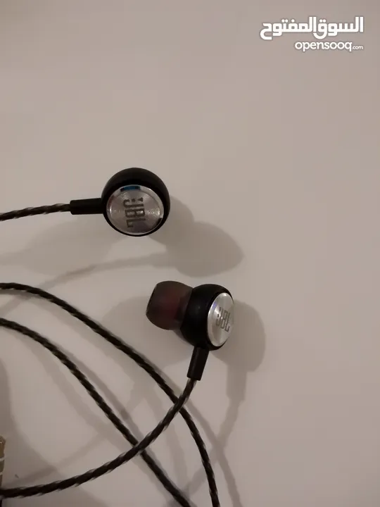 سماعات JBL سلكيه بحالة الوكاله استعمال خفيف جدا.. صوت قوي ورائع