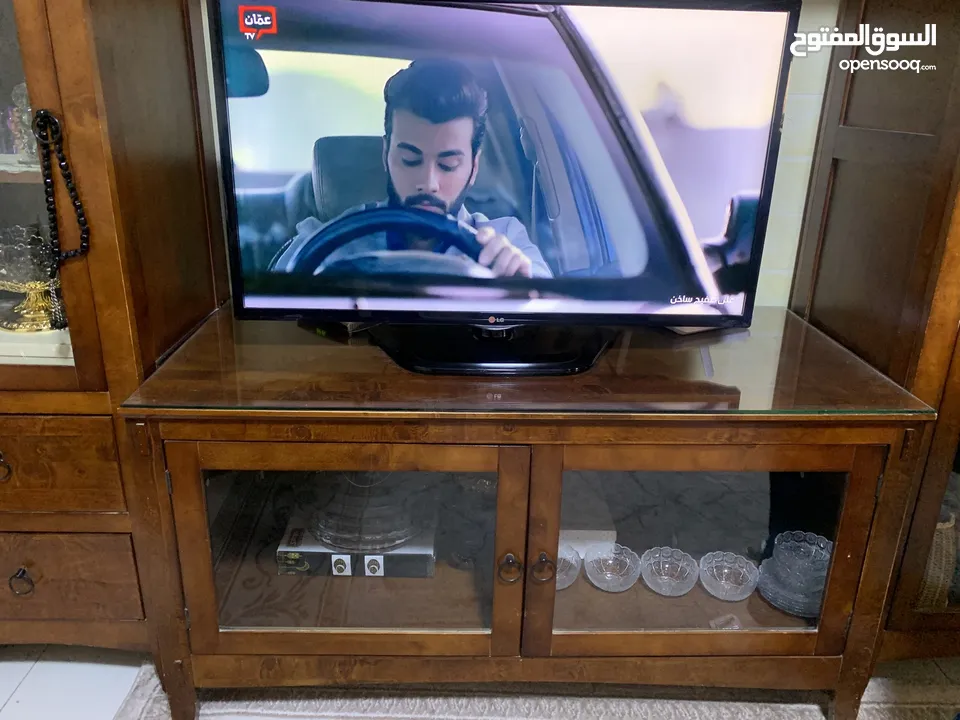 واجة شاشة مع رفوف و وحدات زجاجية