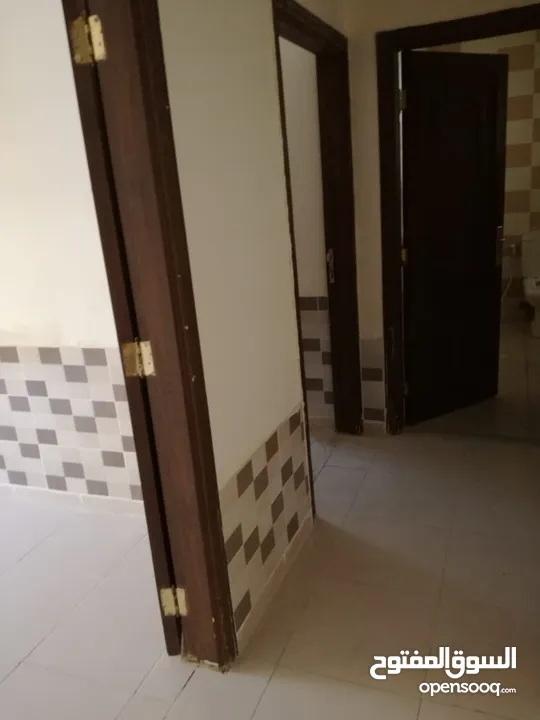 شقة فارغه للايجار 3 غرف 2 حمام و  صالون مقابل الجامعة التطبيقه شفا بدران  اطلاله رائعه حي ام زويتنه