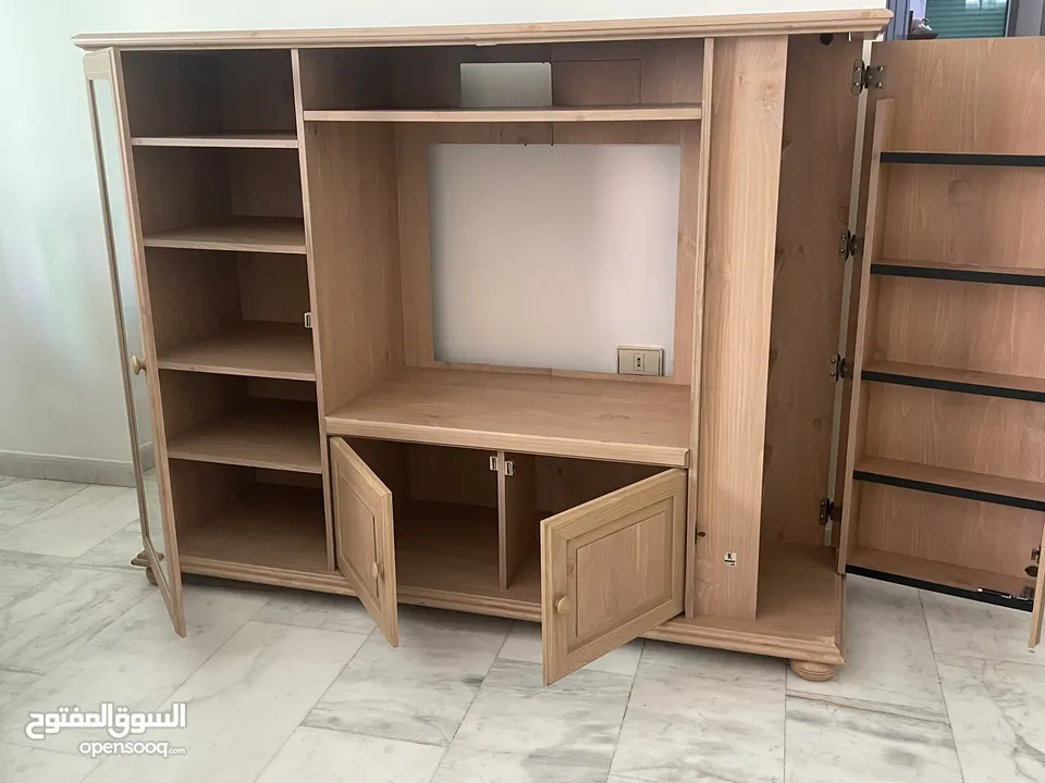 TV Table in excellent condition/ high end wood طاولة تلفزيون بحالة ممتازة خشب زان