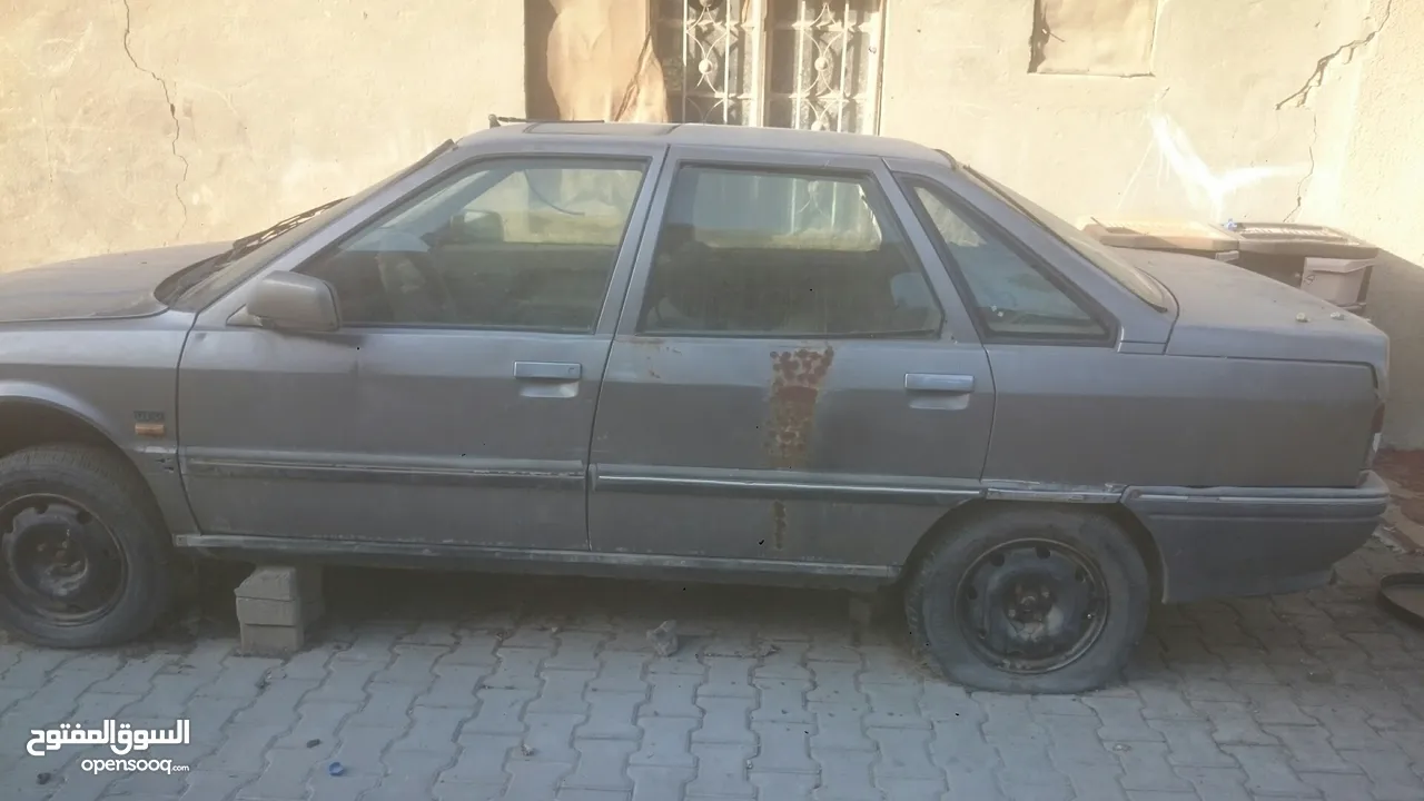 سيارة رينو عاطلة موديل 1990