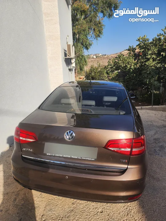 جتا 2015 فل إضافات مع فتحة سقف. السيارة موجودة برام الله. سعر حرق.