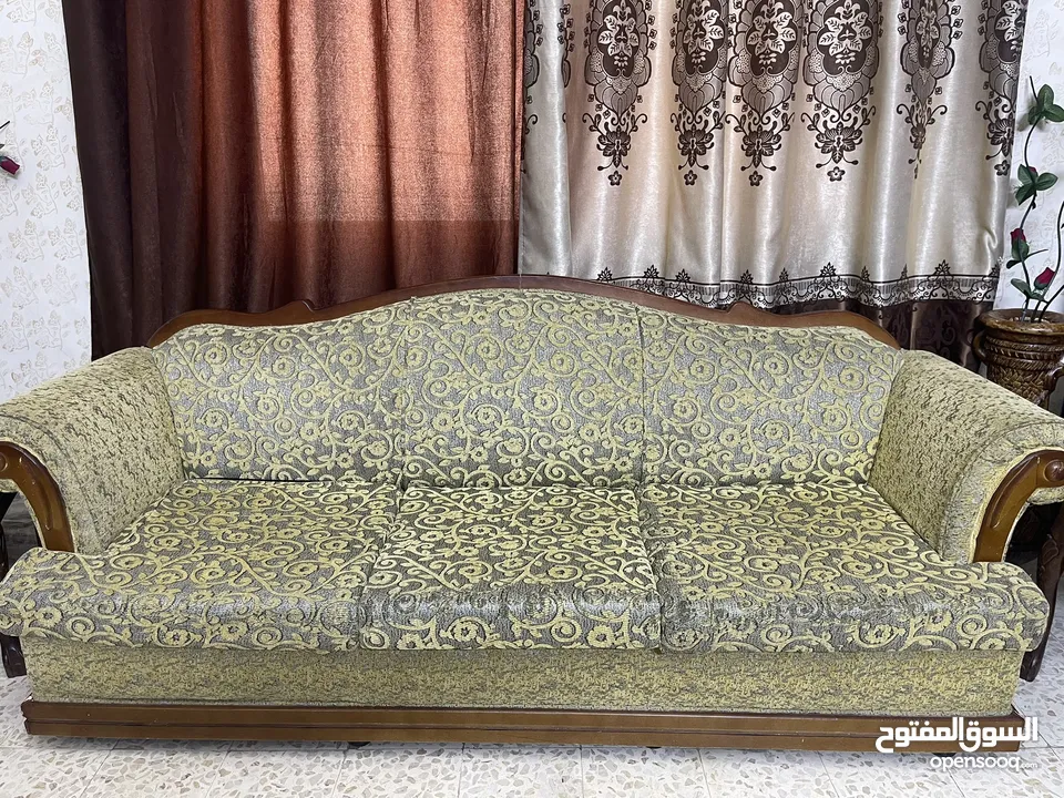 طقم كنب مع طاولاته وطاولة سفرة