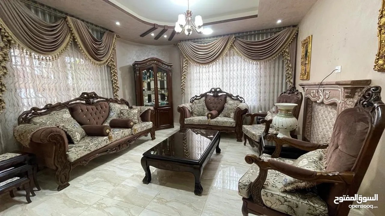 طقم كنب 7 مقاعد شبه جديد مع طربيزات