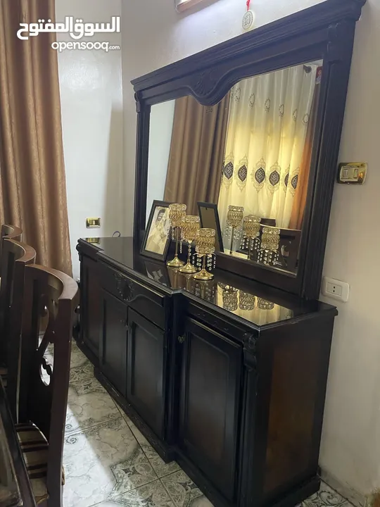 طاولة سفرة مع الملحق 8 مقاعد بحالة ممتازه خشب لاتيه وزان قشرة بلوط