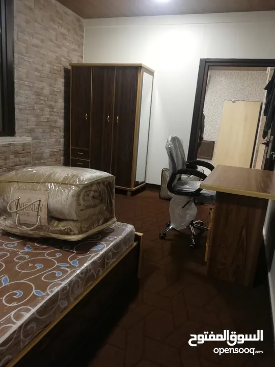 شقة طابق ارضي سوبر ديلكوس كما يوجد غرف مفروشة لطلاب الطب قرب مستشفى السلط الجديد