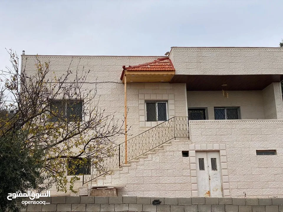 بيت مستقل في عجلون عبين من المالك قابل للبدل على ارض او شقة في اربد
