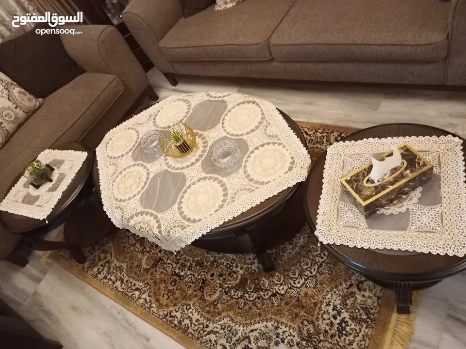 3 طاولات للبيع نظاف جدا طبقتين كل طاوله بيجو طاوله رئيسيه كبيره وطاولتين صغار خشب اصلي .