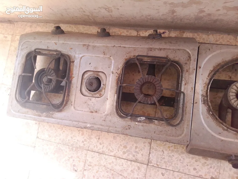 غاز عدد 2 بسعر 10 دنانير الاثنين يعمل  وبحاجة لتنظيف