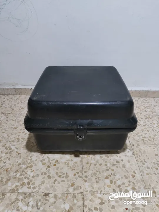 صندوق دلفري 200 ش مستعمل بحالة ممتازه مع قاعده حديد لحمايته من الأوزان الثقيله، الاتصال واتس اب فقط