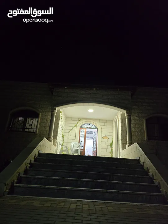 بيت حجر مستقل للبيع